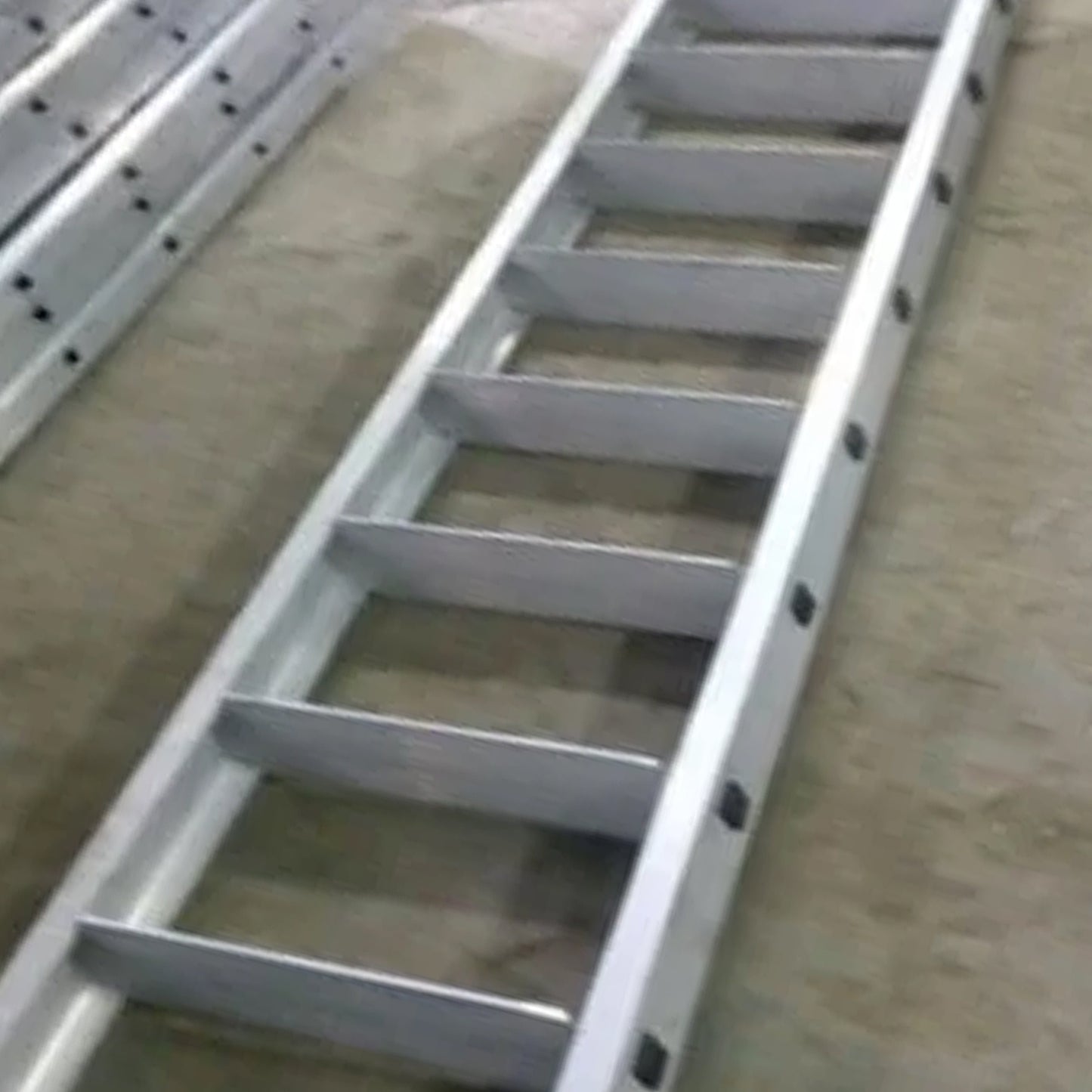 5.4M Industrial Standard 17 Step 150kg Aluminium Ladder for Roofs & Scaffolding